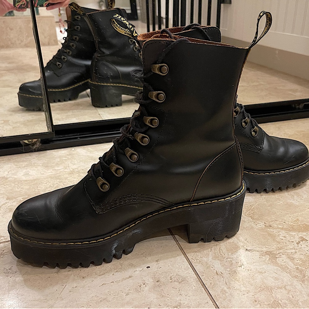 SOLD. Ahhhhhmazing Doc Marten Leona Boots! 🖤✨
